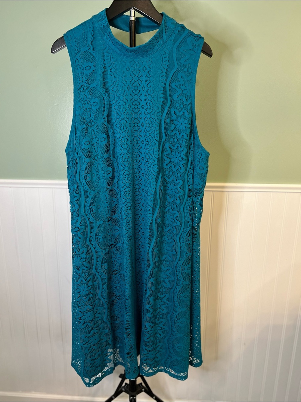 City Triangles Sleeveless Teal Lace Midi Dress w/Plunging Back. Size 2X